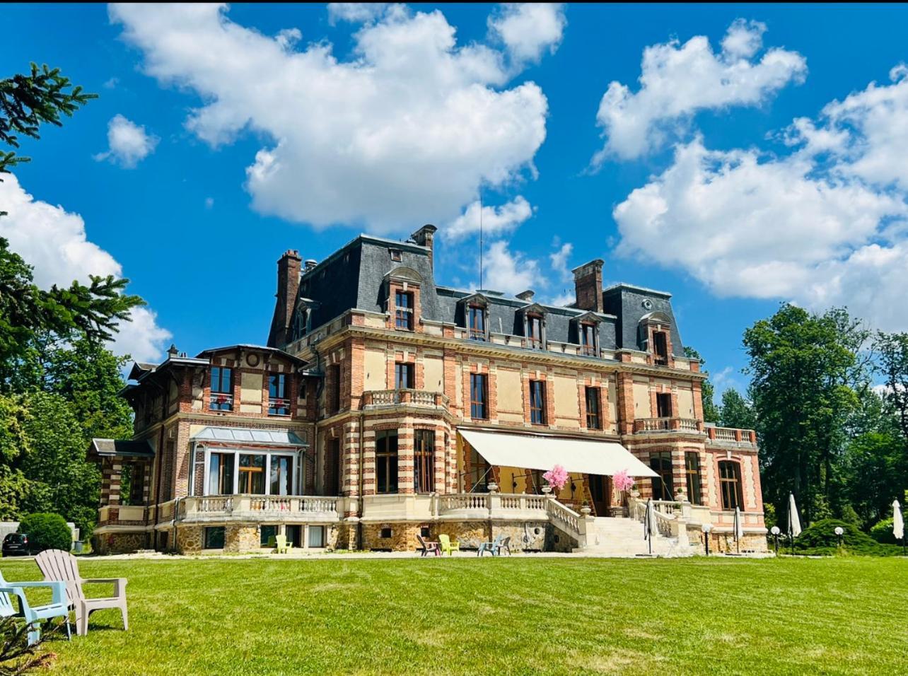 Chateau De Crenille -Appartements Chaumes-en-Brie Exterior photo