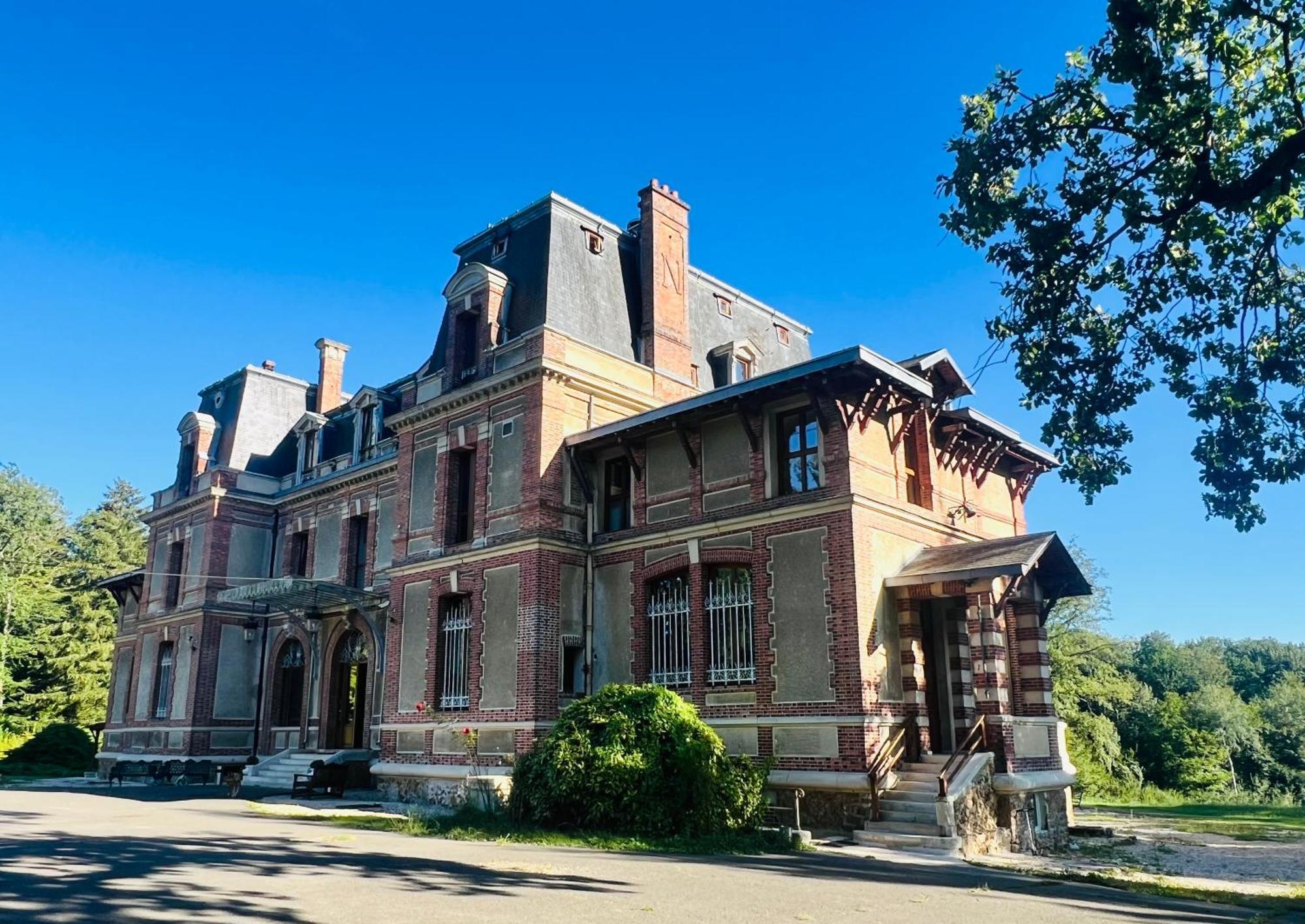 Chateau De Crenille -Appartements Chaumes-en-Brie Exterior photo