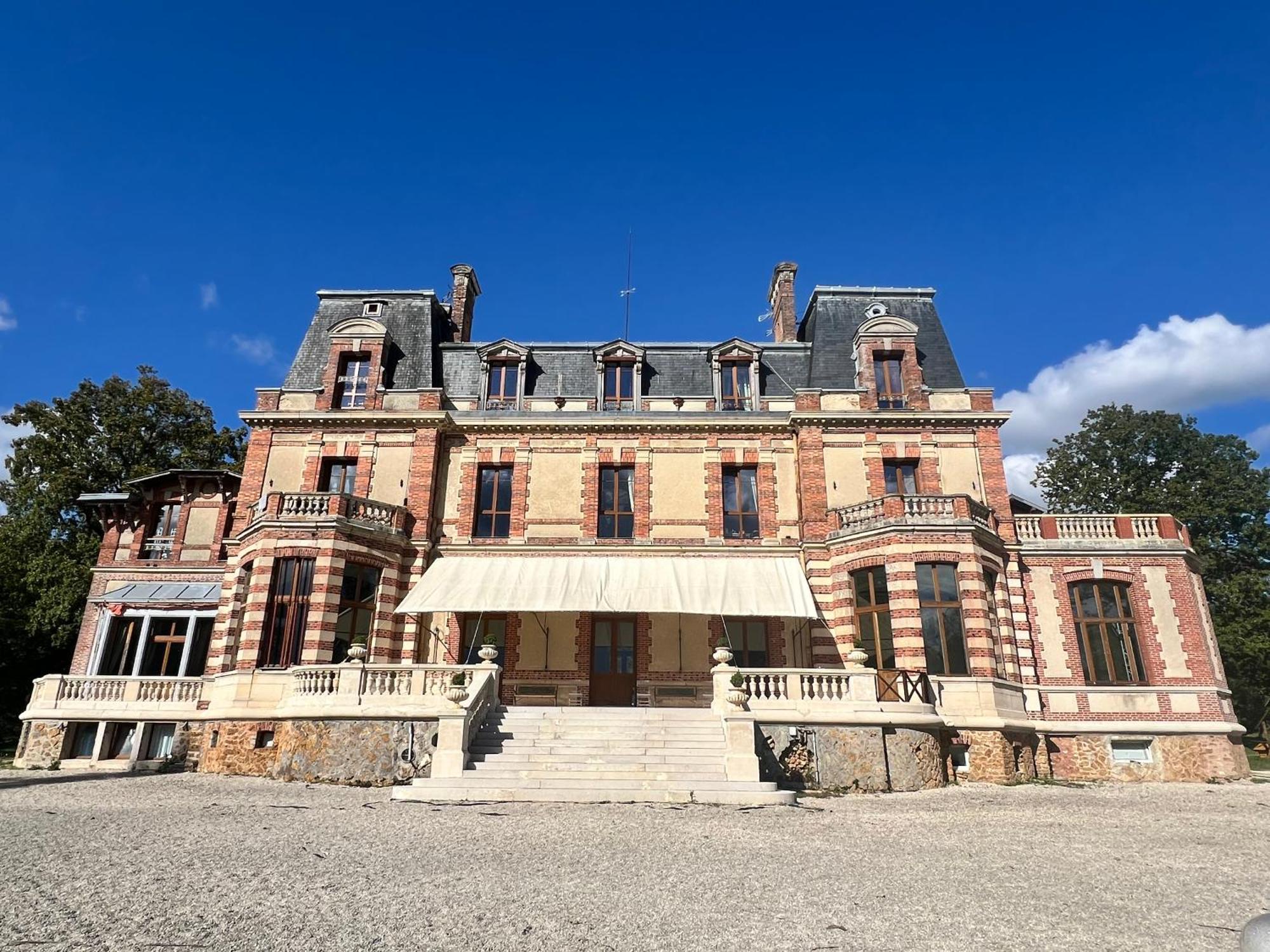 Chateau De Crenille -Appartements Chaumes-en-Brie Exterior photo